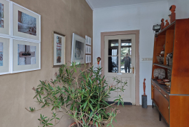 1-Flur-zur-Ferienwohnung-mit-kleiner-Verkaufsausstellung