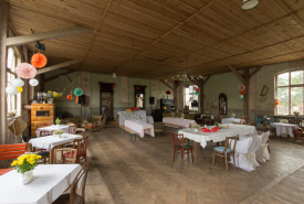 Hochzeitsfeier Hollerhof 2022-9 Alles bereit fuer den Hochzeitsschmaus im Saal