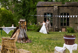 Hochzeit Hollerhof 2019-2 Brautpaar auf dem Weg zur freien Trauung