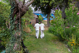Hochzeitsfeier Hollerhof 2022-8  Das Brautpaar auf dem Weg zur Ferienwohnung im Hollerhof