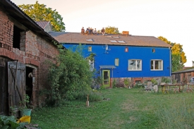 Blick vom Hof auf das Haupthaus mit der Ferienwohnung