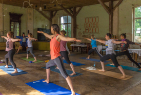 Yoga Session im Tanzsaal
