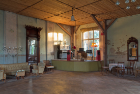 Bühne im alten Tanzsaal im Abendlicht