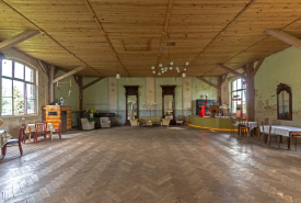 Tanzsaal Hollerhof Rückseite mit Blick auf die Bühne
