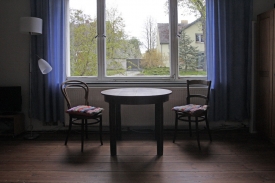 3-Tisch am Fenster in der Ferienwohnung