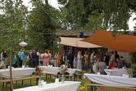 Hochzeit Hollerhof 2021-1 Sektempfang auf der Wiese hinter dem Tanzsaal