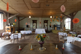 Hochzeitsfeier Hollerhof 2022-8 Vorbereitung zum Fest im Tanzsaal