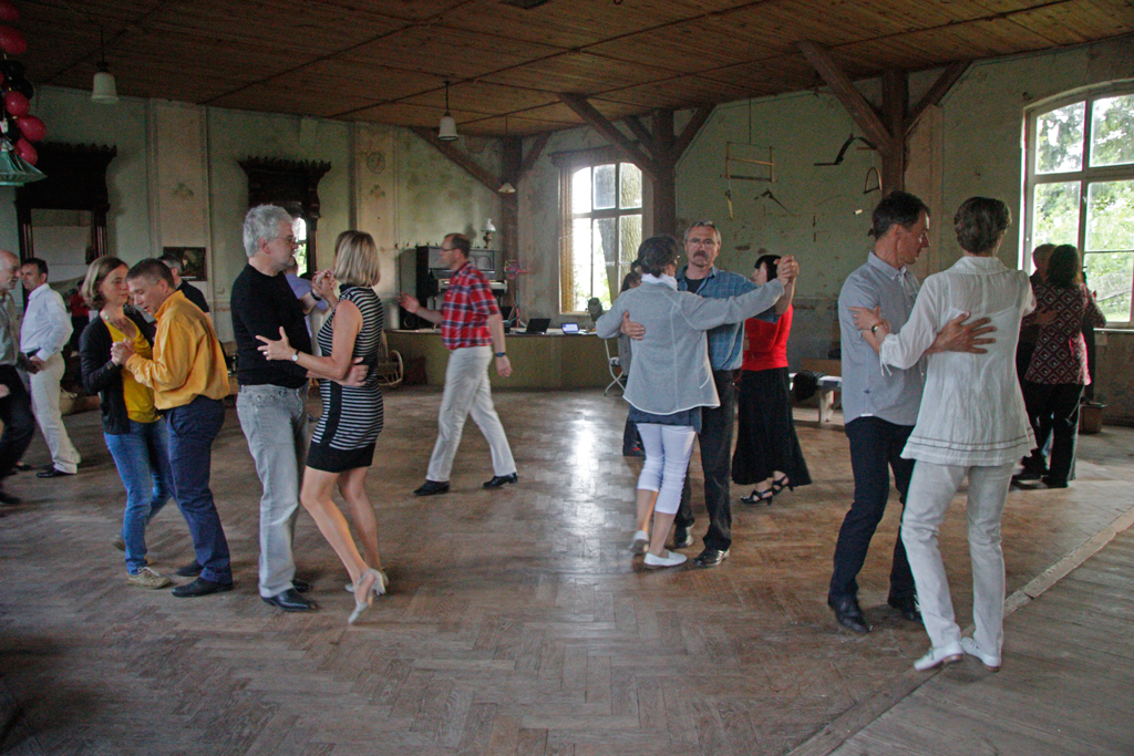 Tänzer im alten Saal