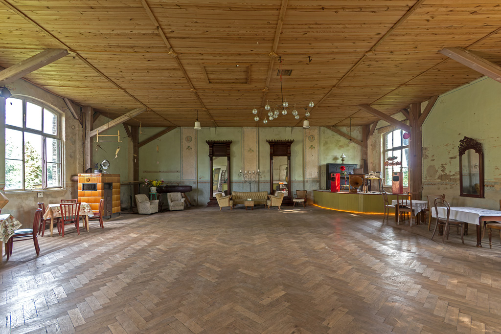 Tanzsaal Hollerhof Rückseite mit Blick auf Buehne