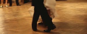 Brautpaar eröffnet Tanz im Tanzsaal auf dem Hollerhof