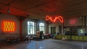 Aufbau Ausstellung Neon-Objekte Georg Hobelsberger